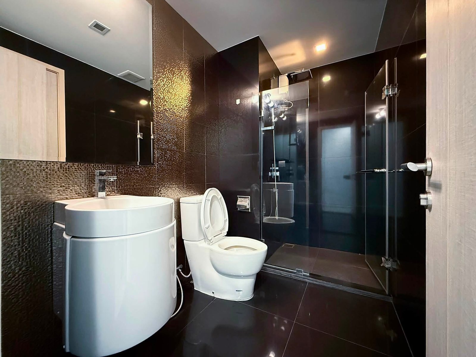 Rhythm Sukhumvit 36-38: Bathroom