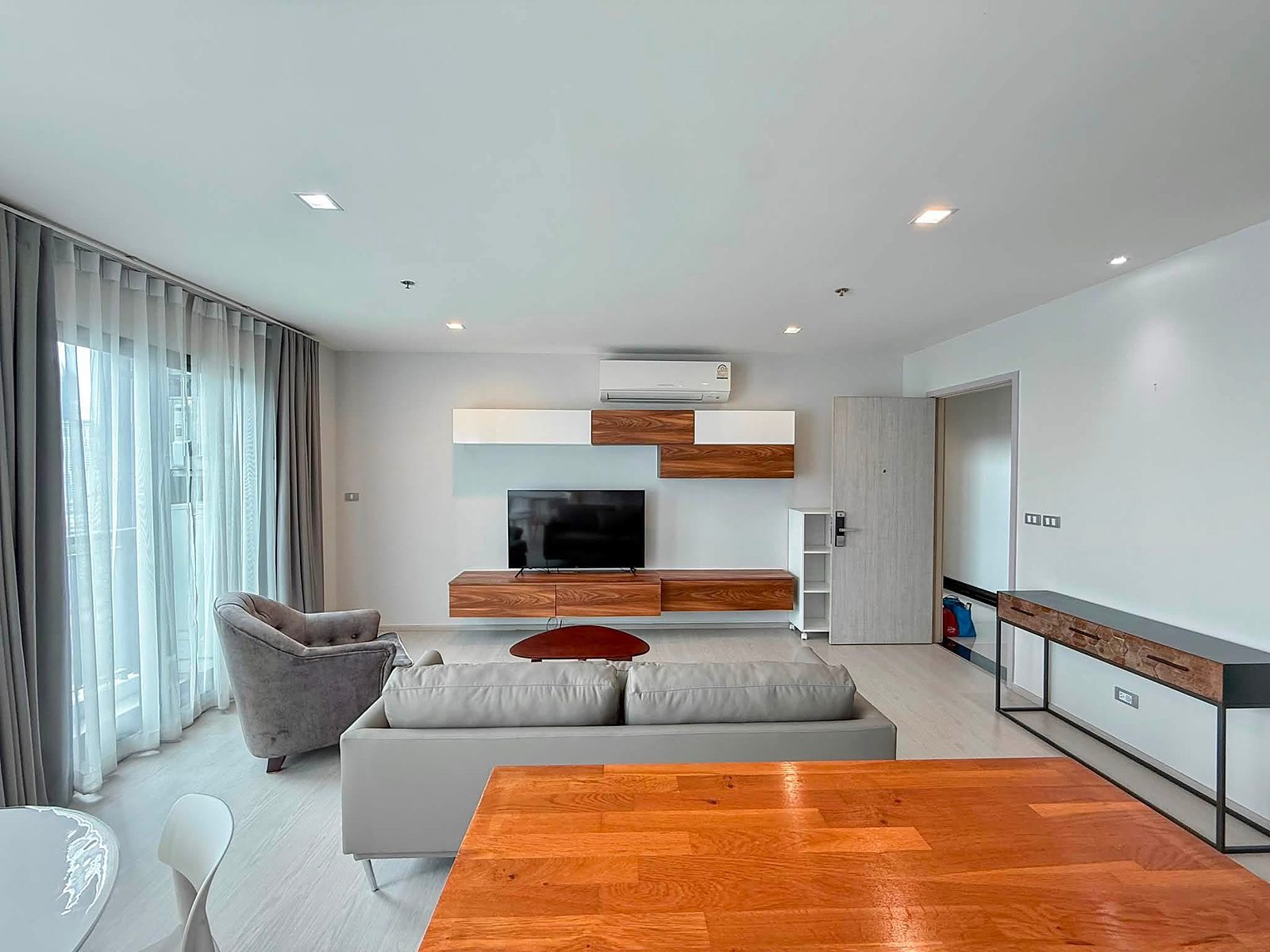 Rhythm Sukhumvit 36-38: Living and dining area