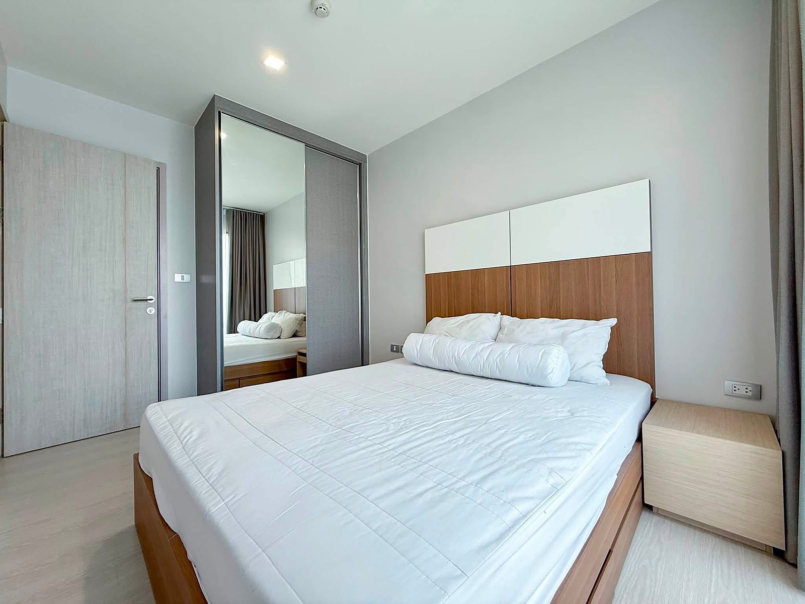 Rhythm Sukhumvit 36-38: Bedroom with wardrobe