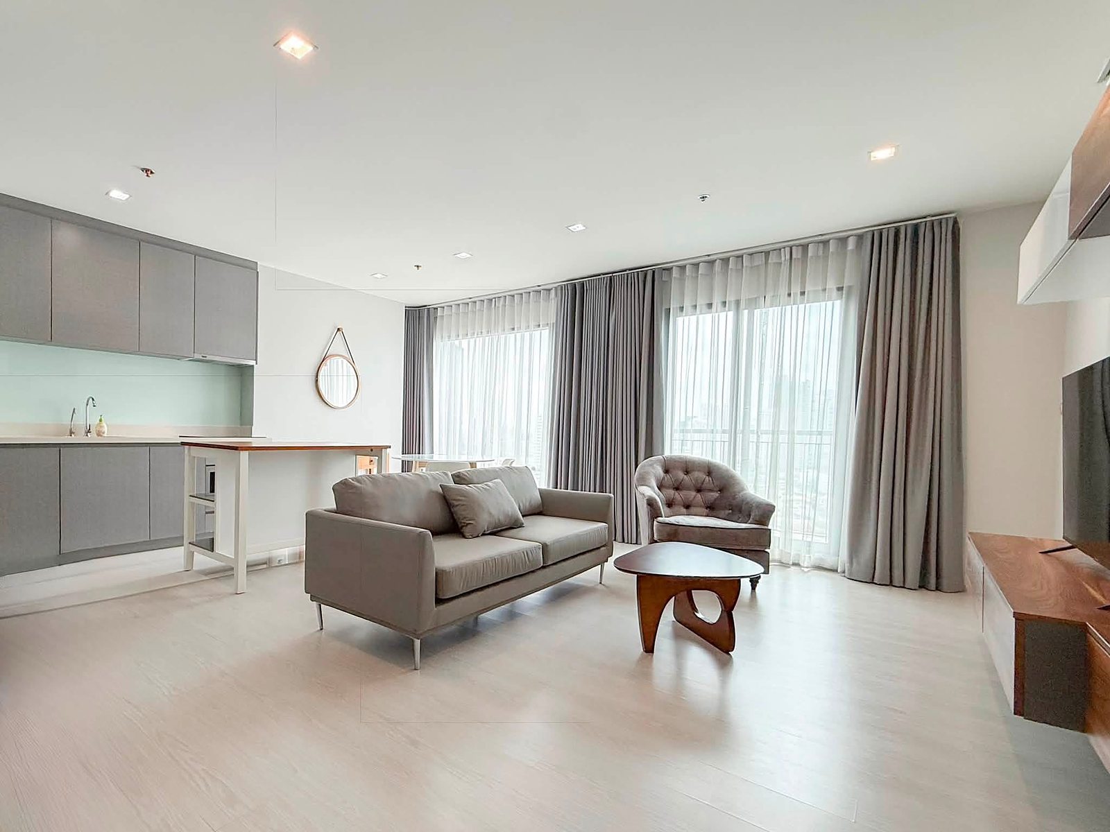 Rhythm Sukhumvit 36-38: Open-plan living area