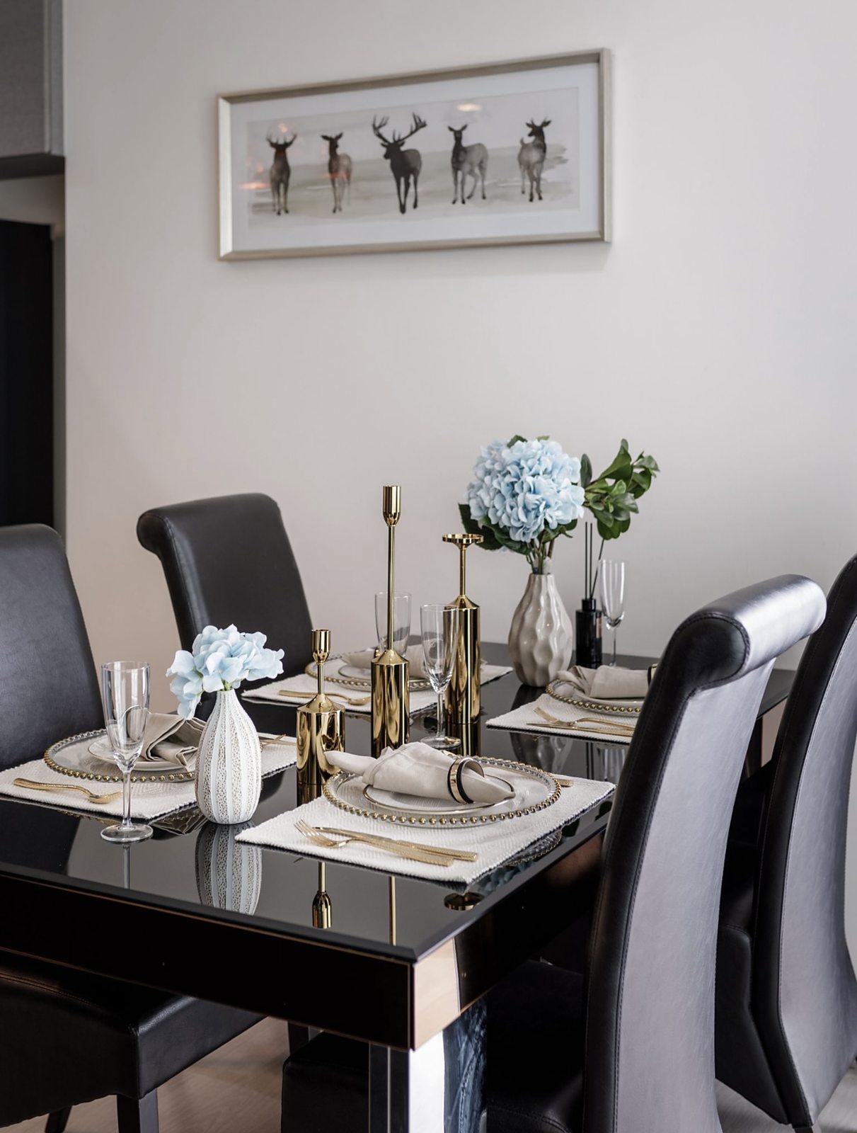 Rhythm Sukhumvit 36-38: Dining table setting