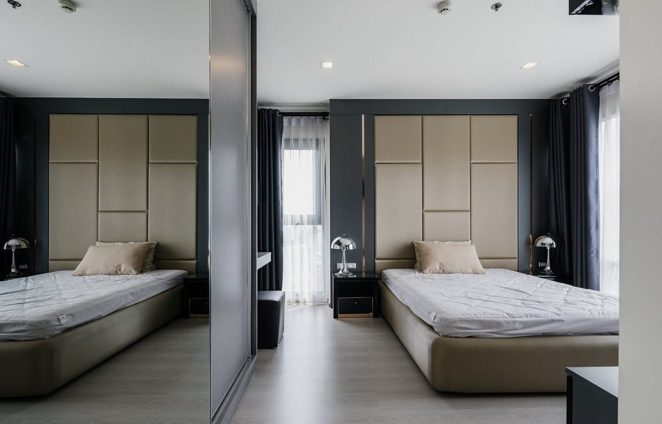 Rhythm Sukhumvit 36-38: Bedroom with wardrobe mirror