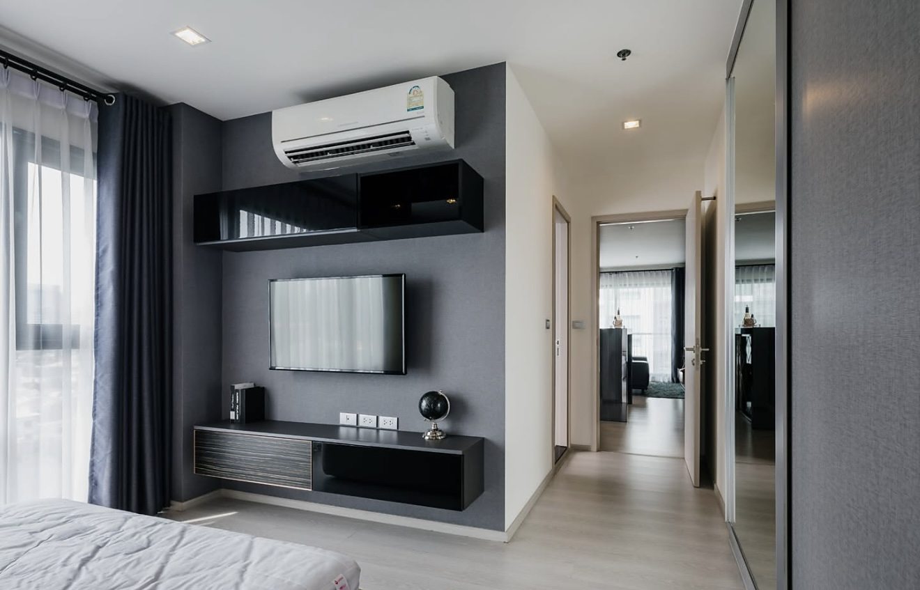 Rhythm Sukhumvit 36-38: Bedroom TV wall