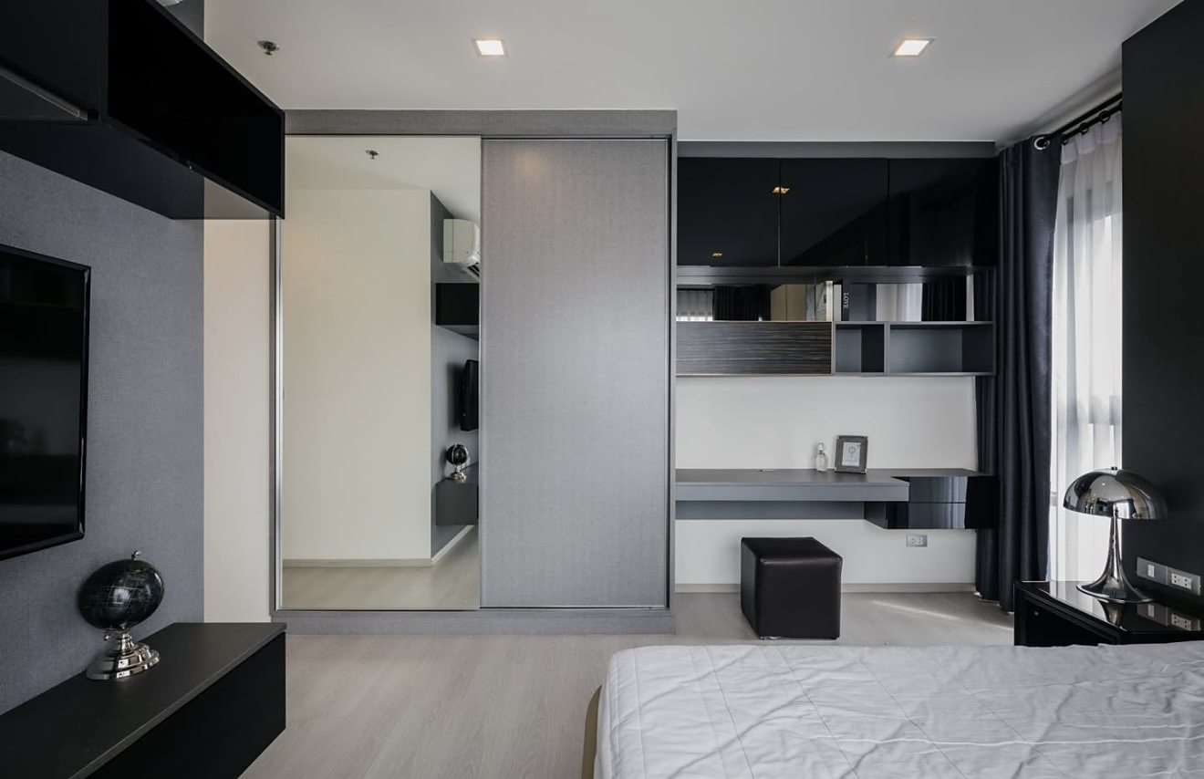 Rhythm Sukhumvit 36-38: Bedroom wardrobe and desk