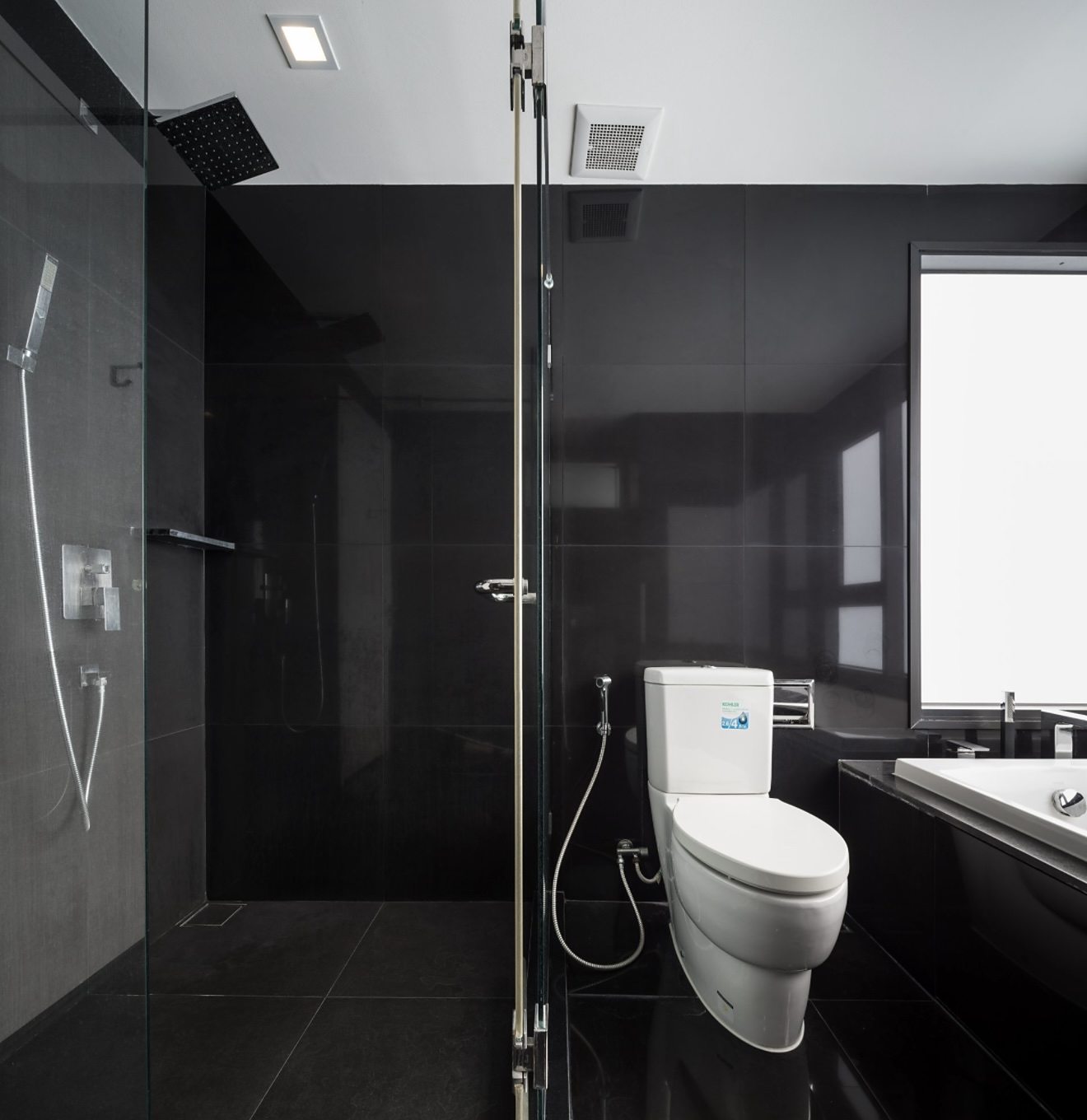 Rhythm Sukhumvit 36-38: Bathroom with shower
