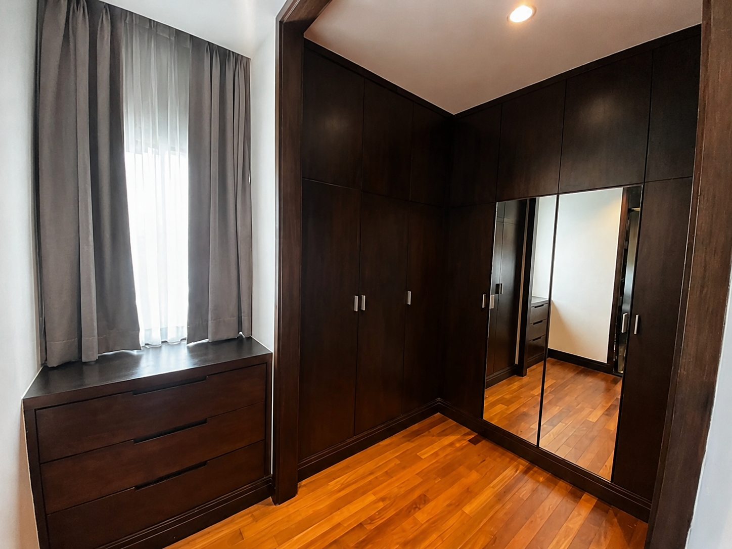 Royal Residence Park: Wardrobe and dresser