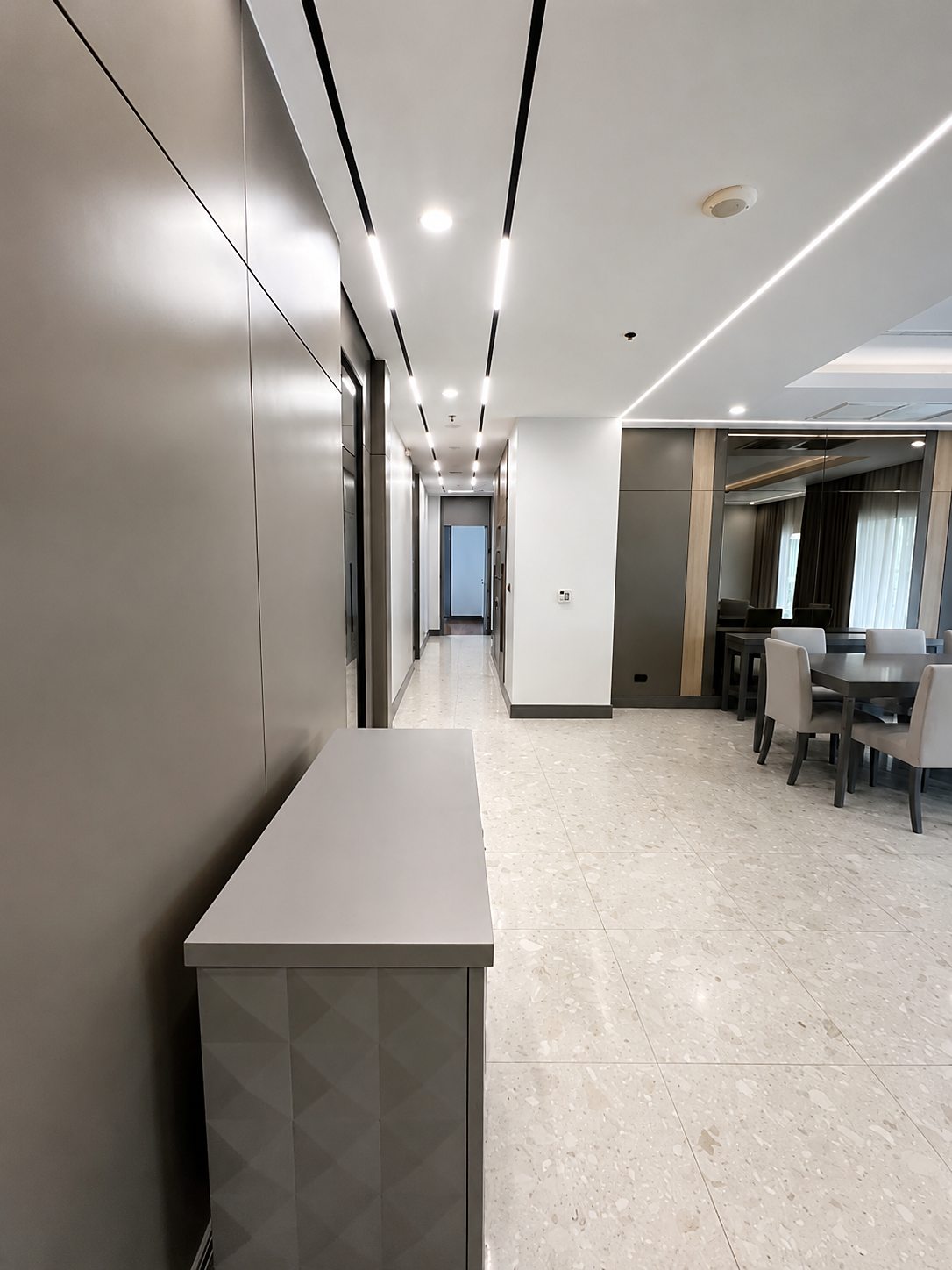 Royal Residence Park: Hallway to dining