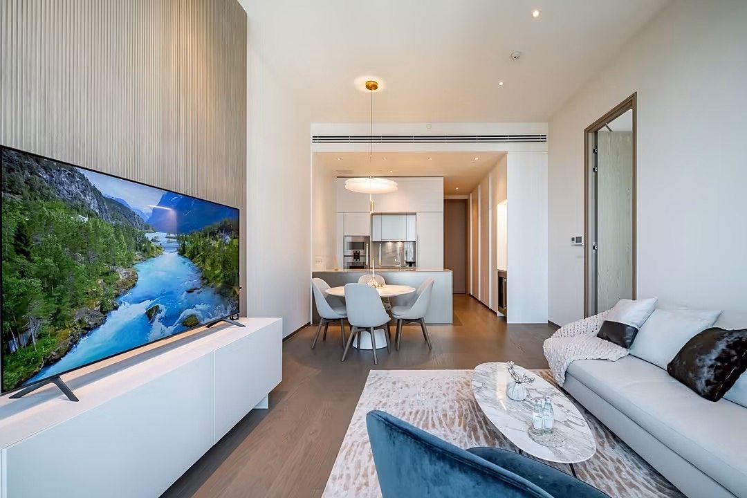 SCOPE Langsuan: Living and dining area