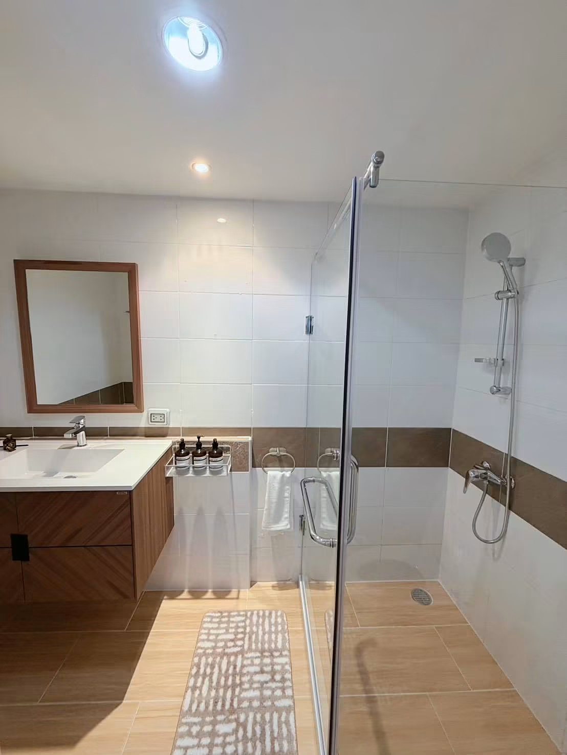 Serene Place Sukhumvit 24: Bathroom with shower