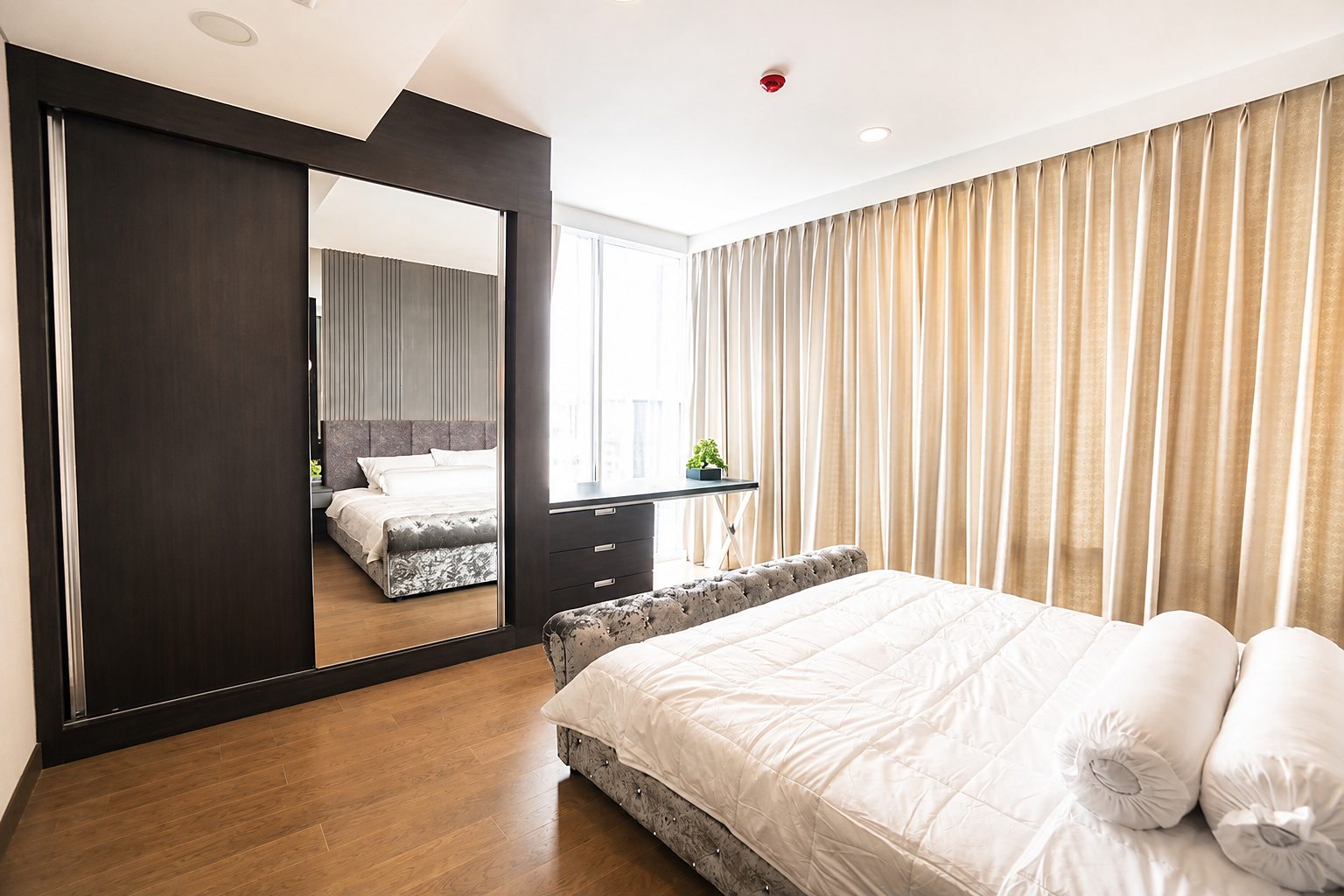 Siamese Exclusive Queens: Second bedroom