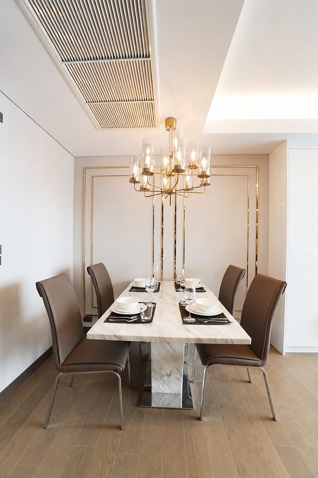 Siamese Exclusive Queens: Dining area