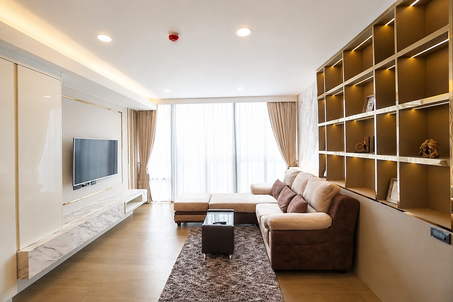 Siamese Exclusive Queens: Living room
