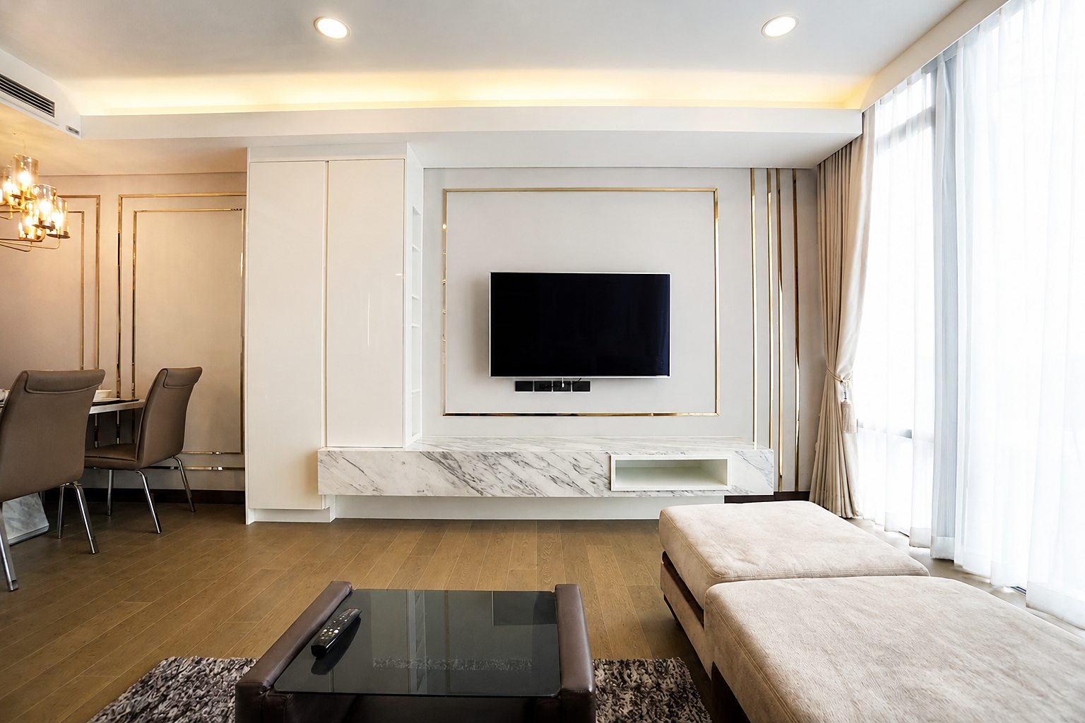 Siamese Exclusive Queens: Living room