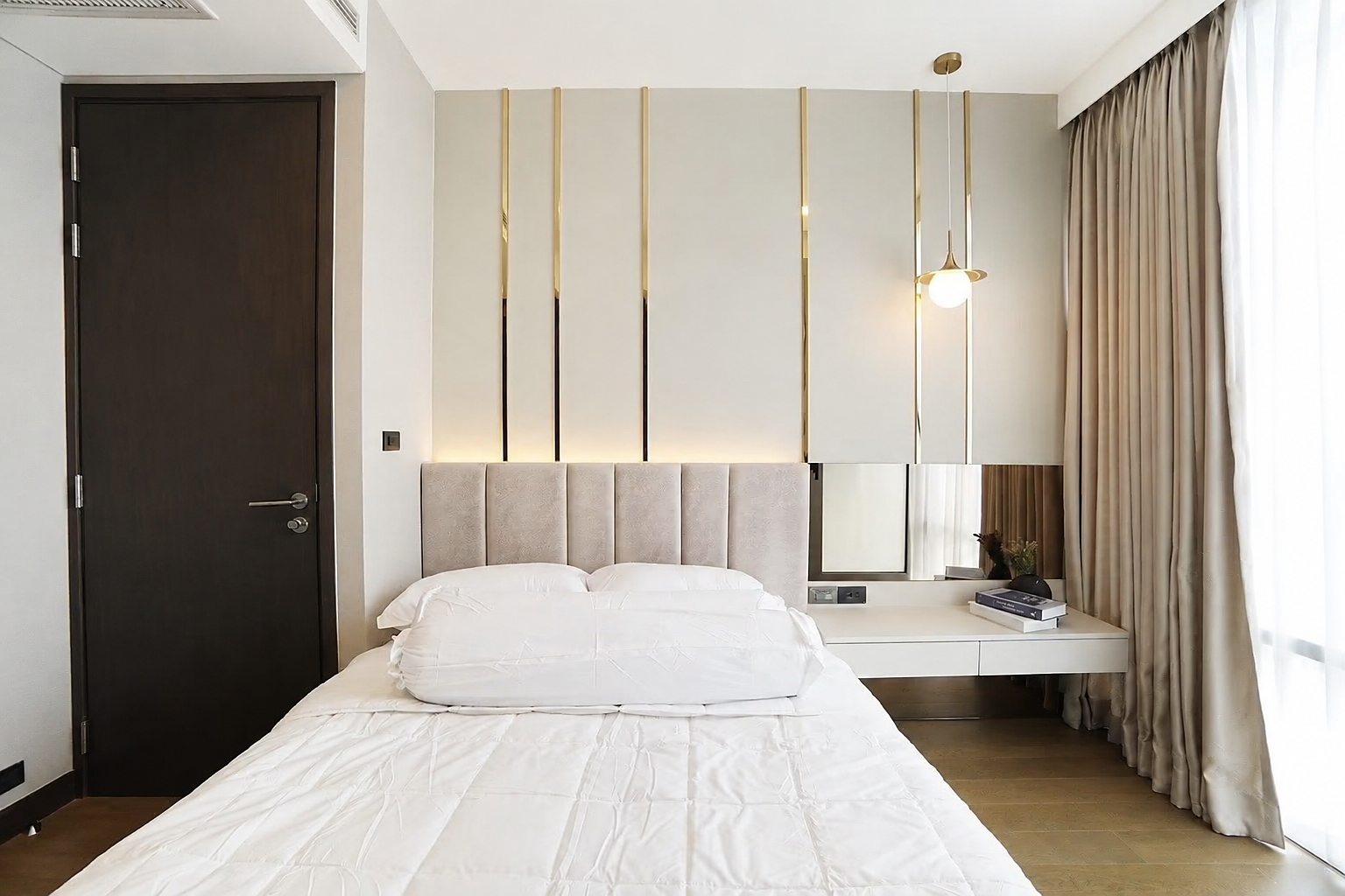 Siamese Exclusive Queens: Bedroom