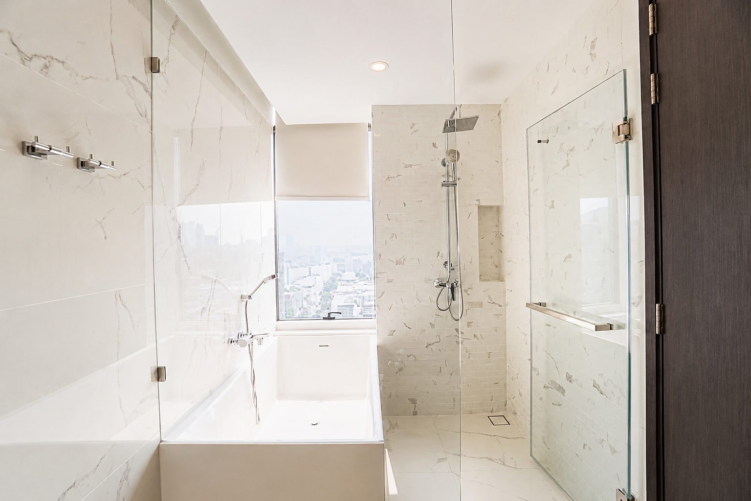 Siamese Exclusive Queens: Bathroom