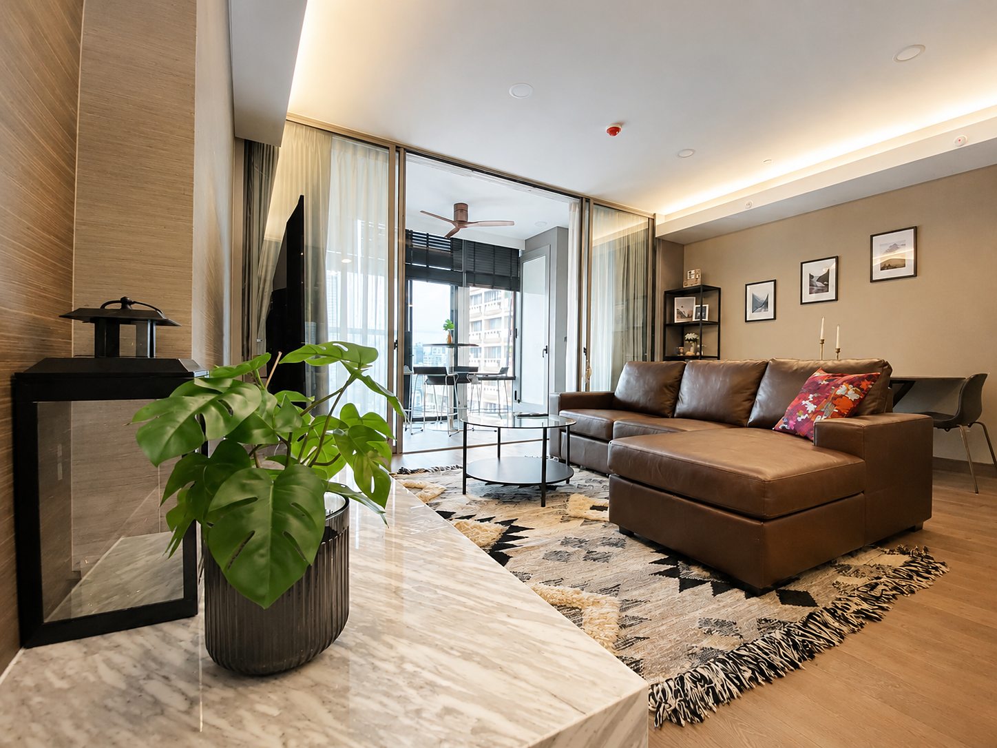 Siamese Exclusive Queens: Living room