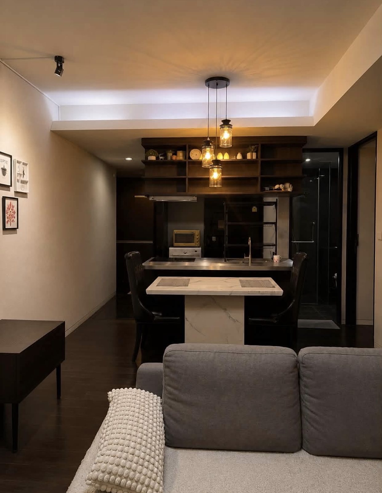 Siamese Gioia: Kitchen and dining area