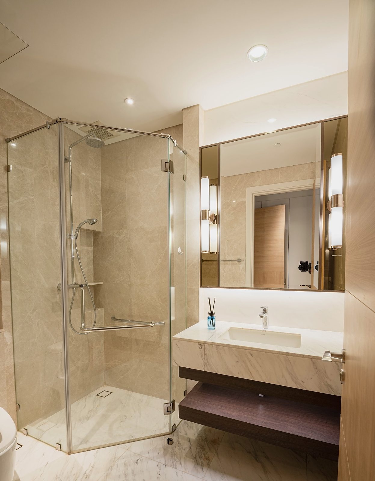 Sindhorn Residence: Bathroom with shower