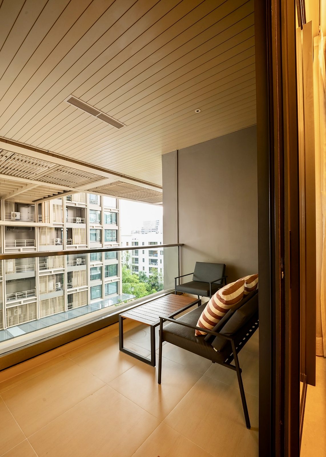 Sindhorn Residence: Balcony