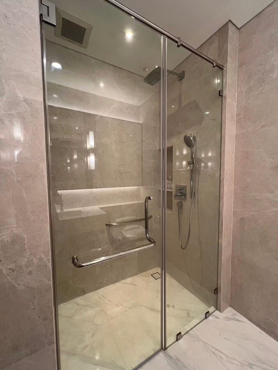 Sindhorn Residence: Shower room