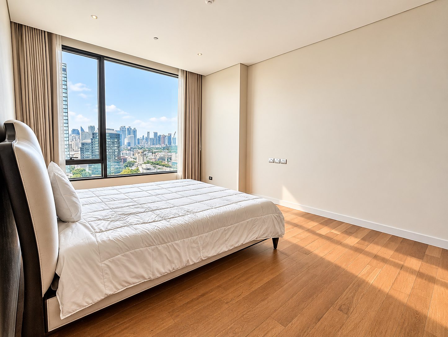 Sindhorn Residence: Bedroom with city view