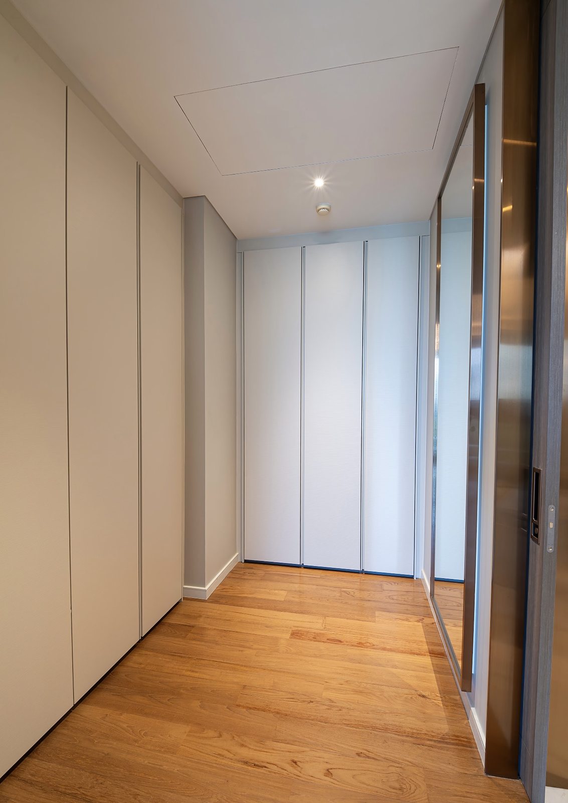 Sindhorn Tonson: Wardrobe corridor