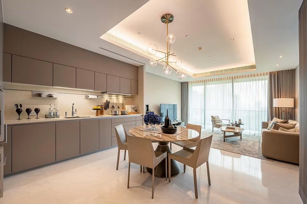 Sindhorn Tonson: Kitchen and dining area