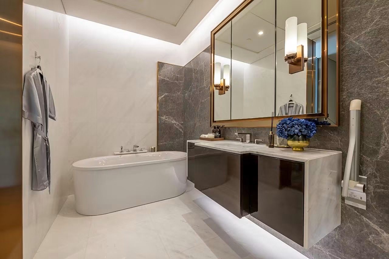 Sindhorn Tonson: Bathroom with bathtub