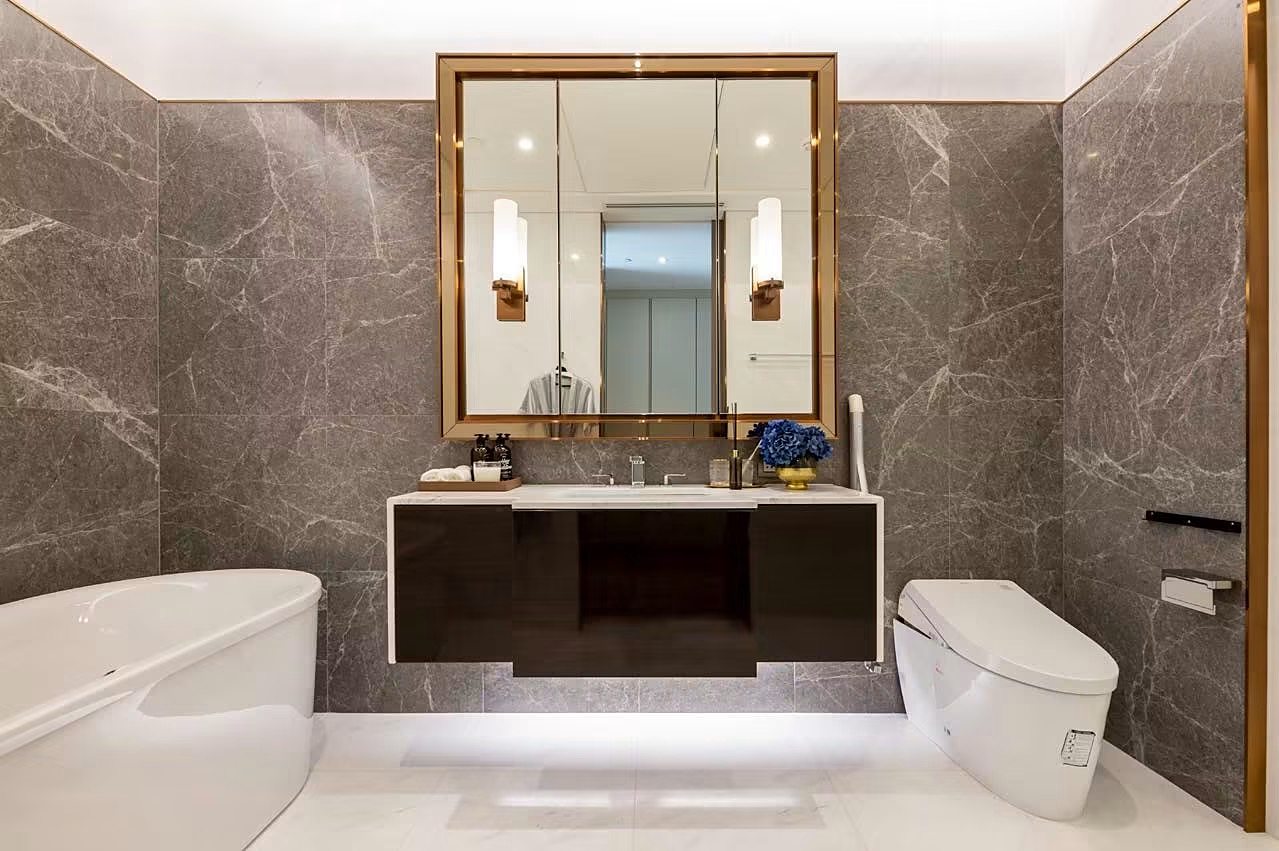 Sindhorn Tonson: Bathroom with bathtub