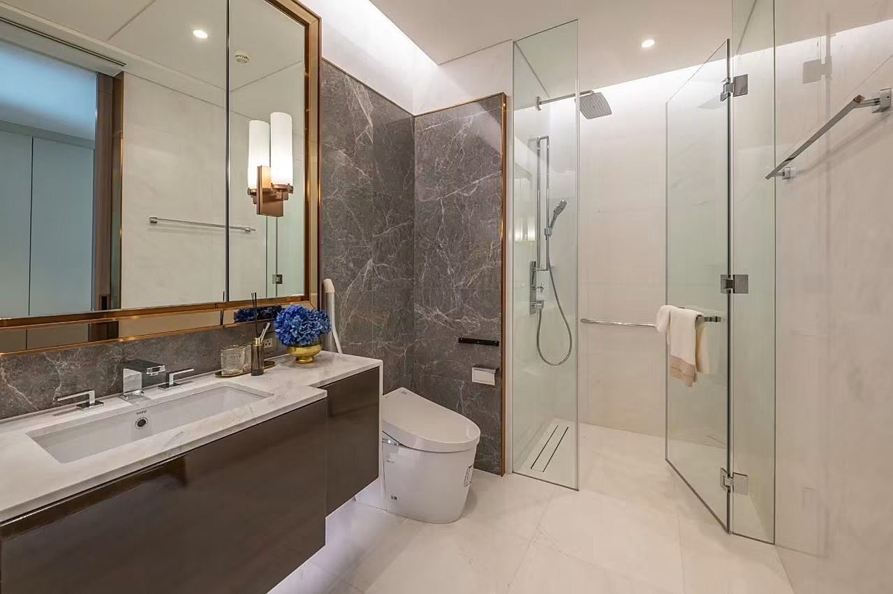 Sindhorn Tonson: Bathroom