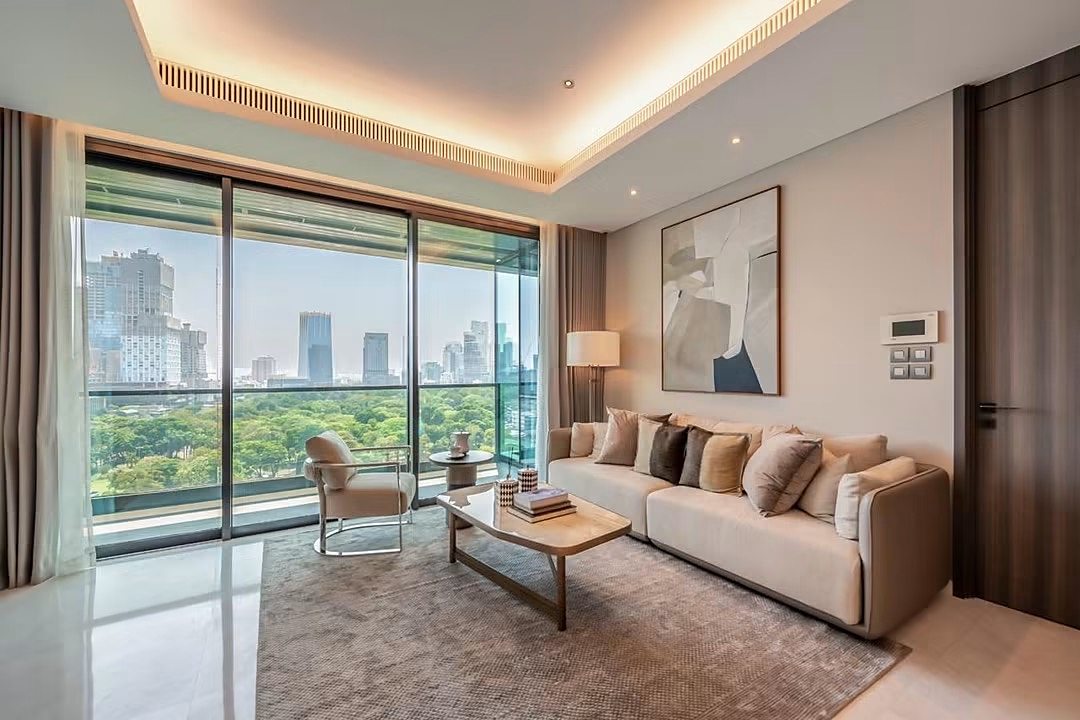 Sindhorn Tonson: Living room