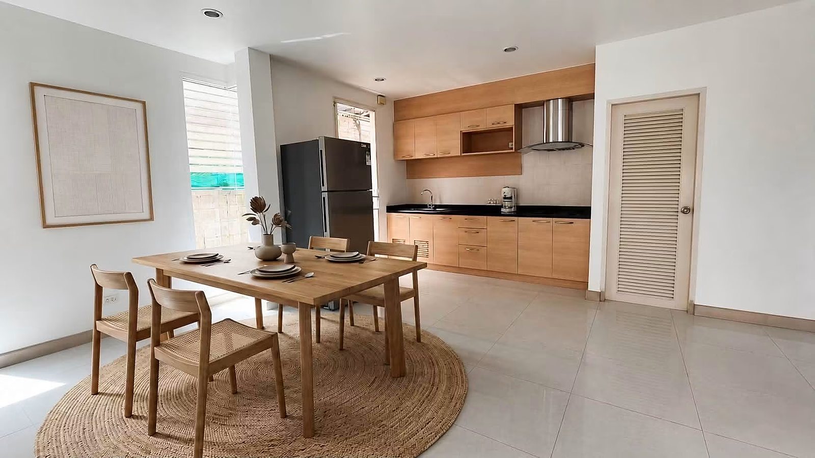 Single House Sukhumvit 49/14: Kitchen and dining area