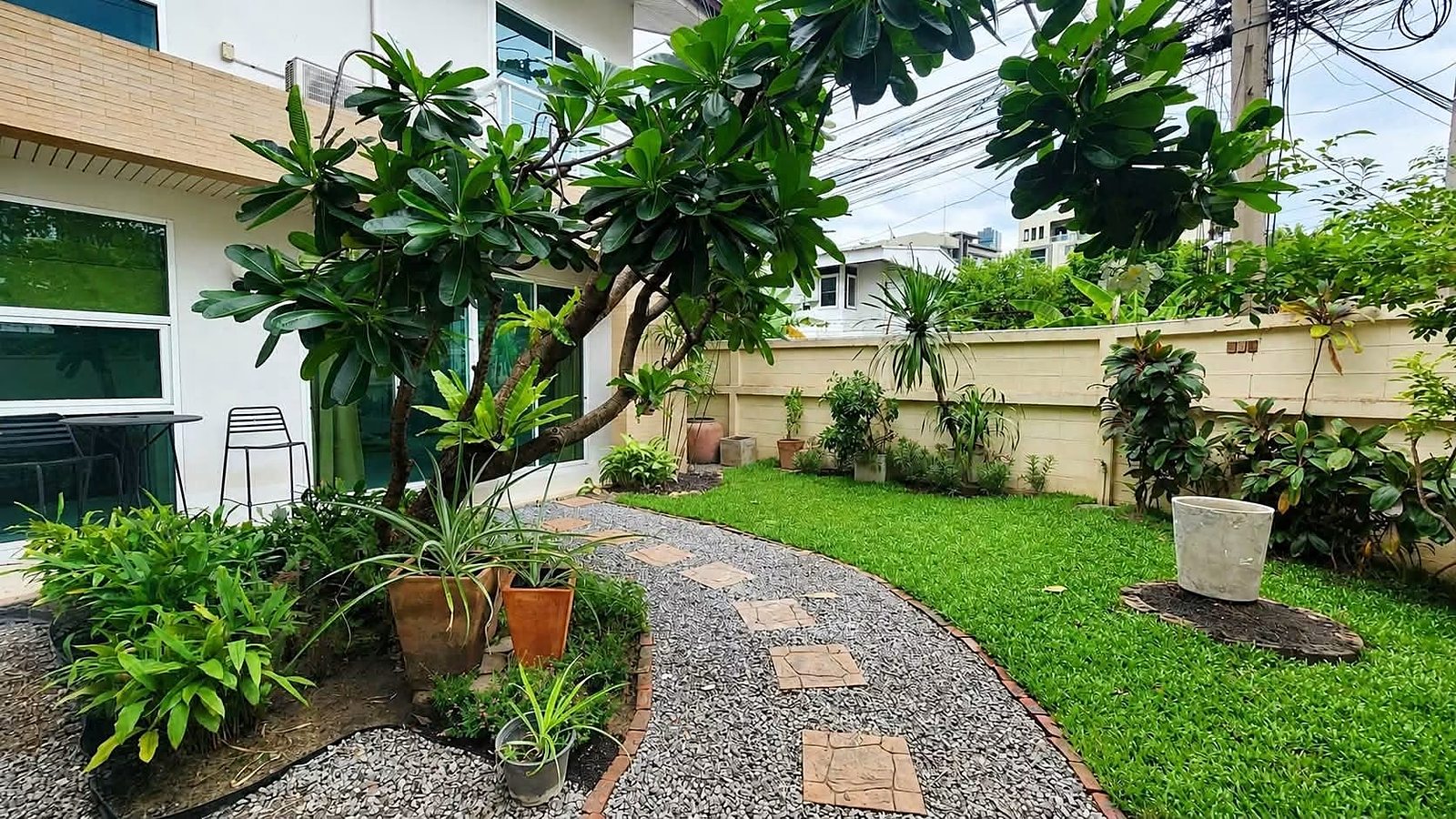 Single House Sukhumvit 49/14: Garden