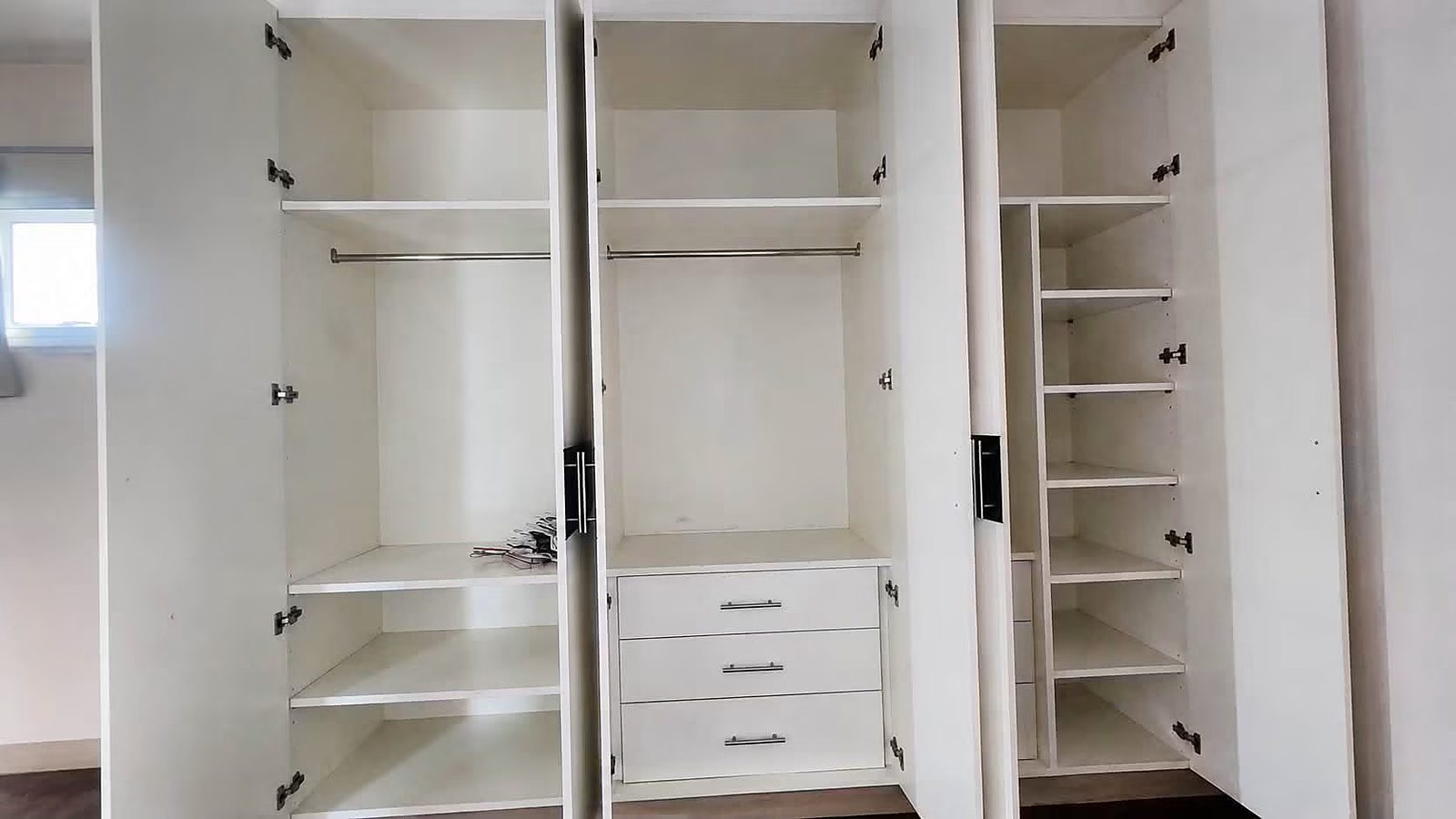 Single House Sukhumvit 49/14: Wardrobe