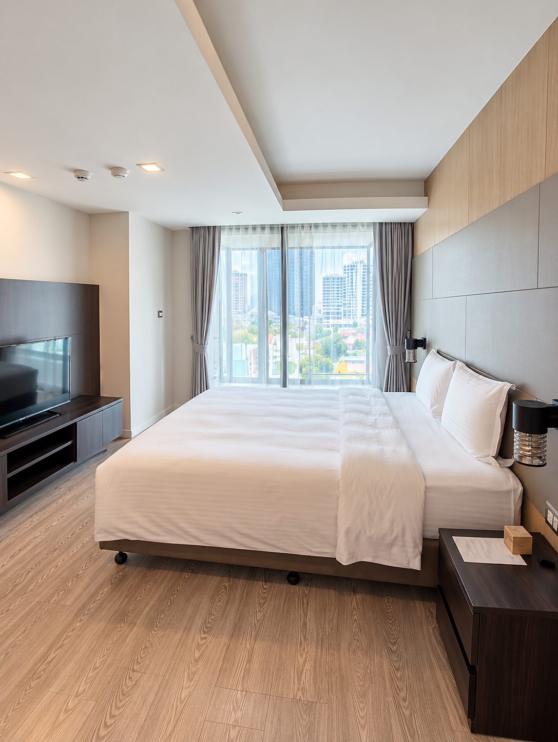 Somerset Ekamai Bangkok: Bedroom with city view