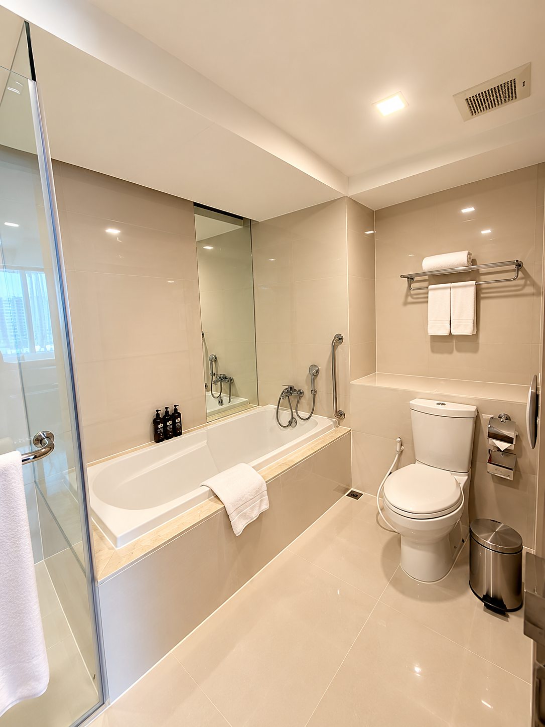 Somerset Ekamai Bangkok: Bathroom with bathtub