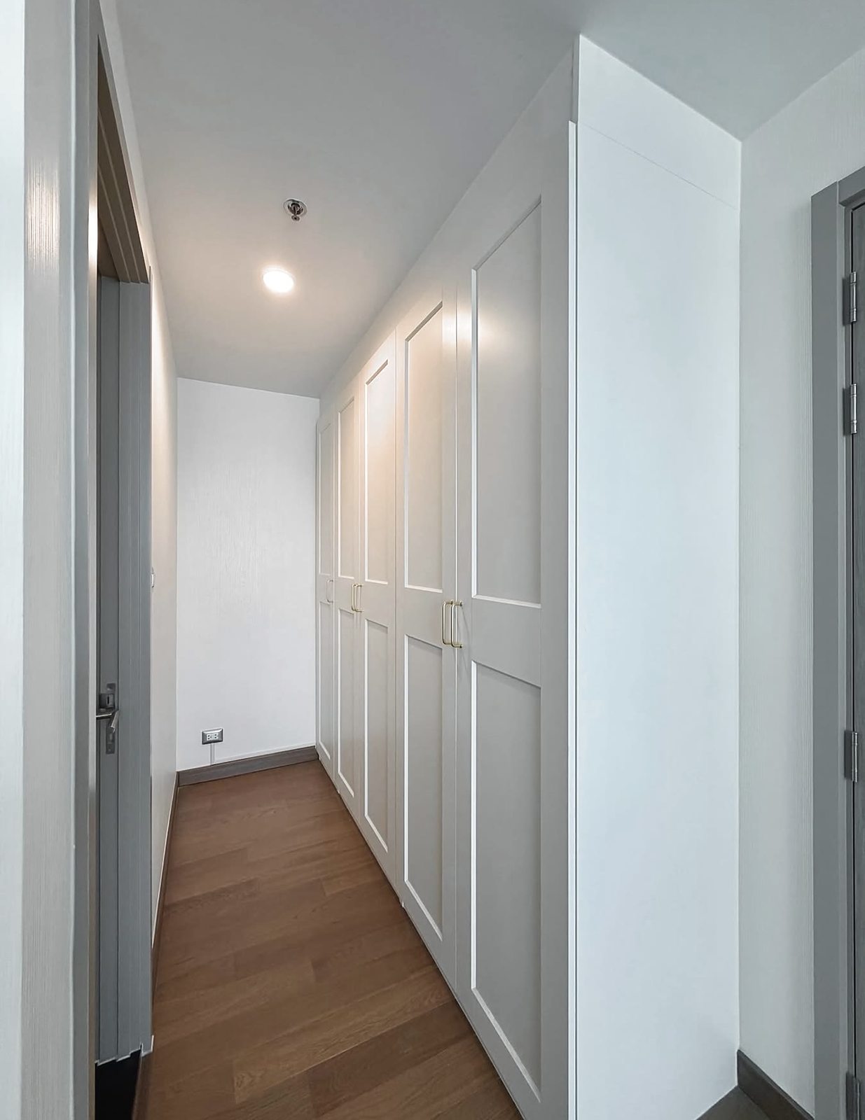 Supalai Oriental Sukhumvit 39: Hallway with wardrobes