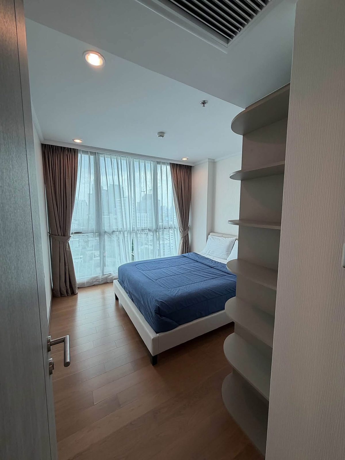 Supalai Oriental Sukhumvit 39: Bedroom with city view