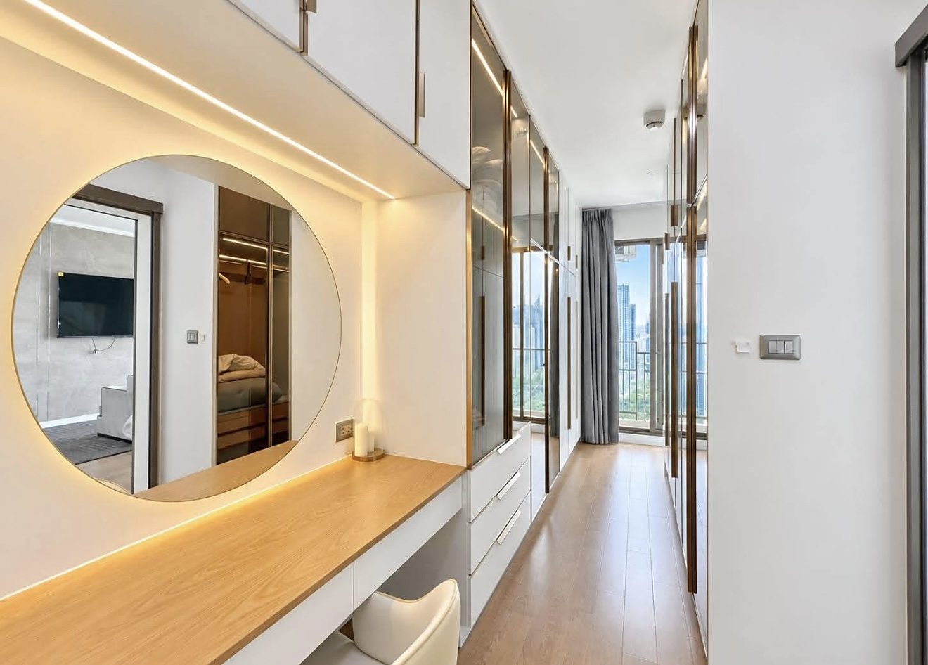 Supalai Oriental Sukhumvit 39: Vanity and hallway