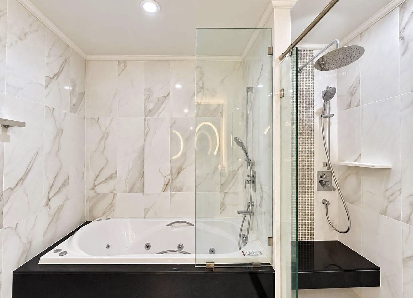 Supalai Oriental Sukhumvit 39: Jacuzzi bathtub