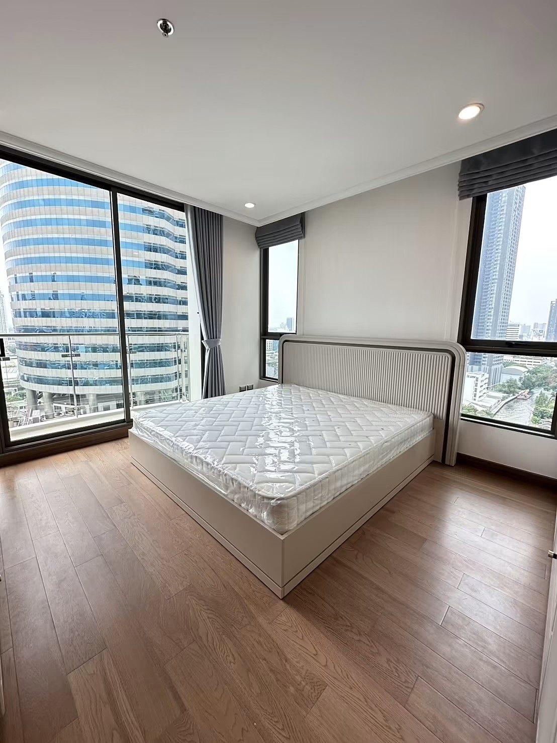 Supalai Oriental Sukhumvit 39: Master bedroom with city view