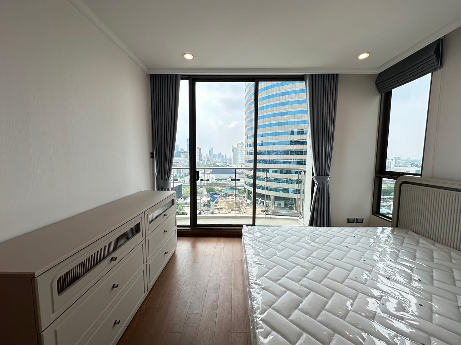 Supalai Oriental Sukhumvit 39: Bedroom with city view