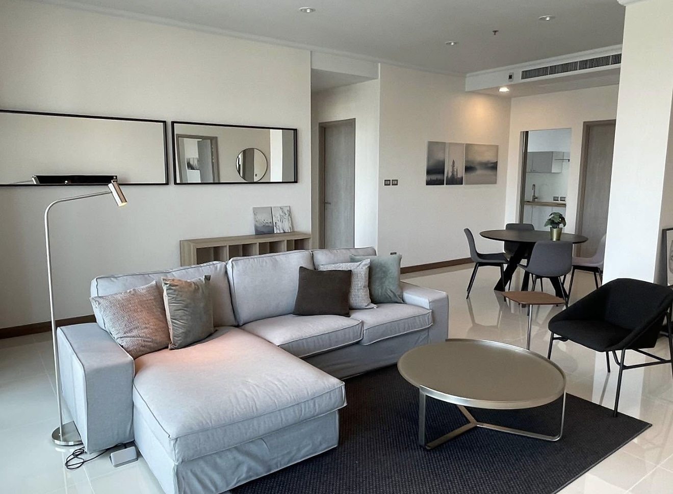 Supalai Oriental Sukhumvit 39: Living and dining area