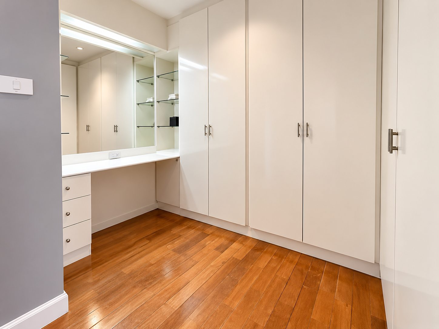 Supalai Place Sukhumvit 39: Wardrobe and vanity