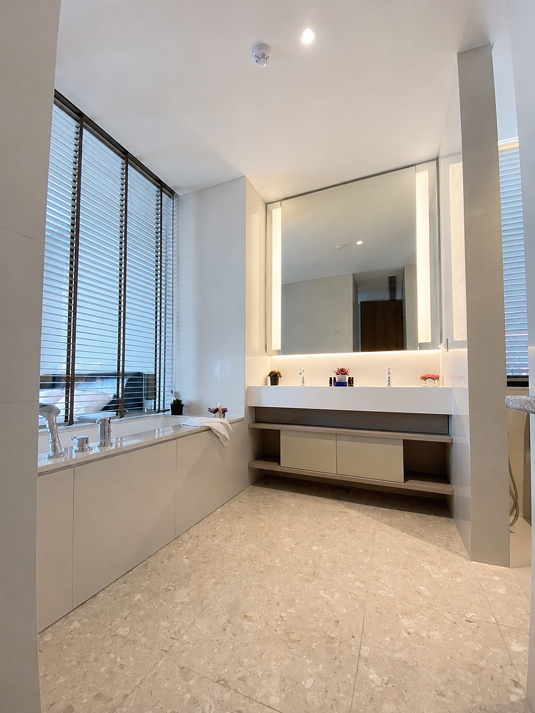 TELA Thonglor: Bathroom with bathtub