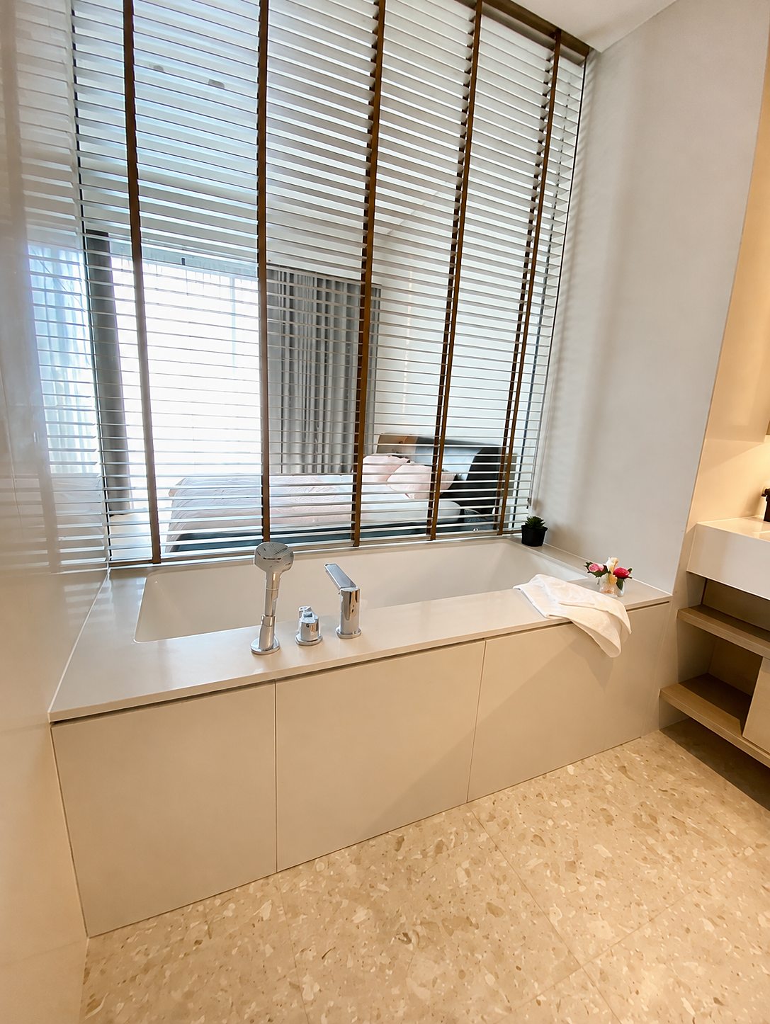 TELA Thonglor: Bathtub