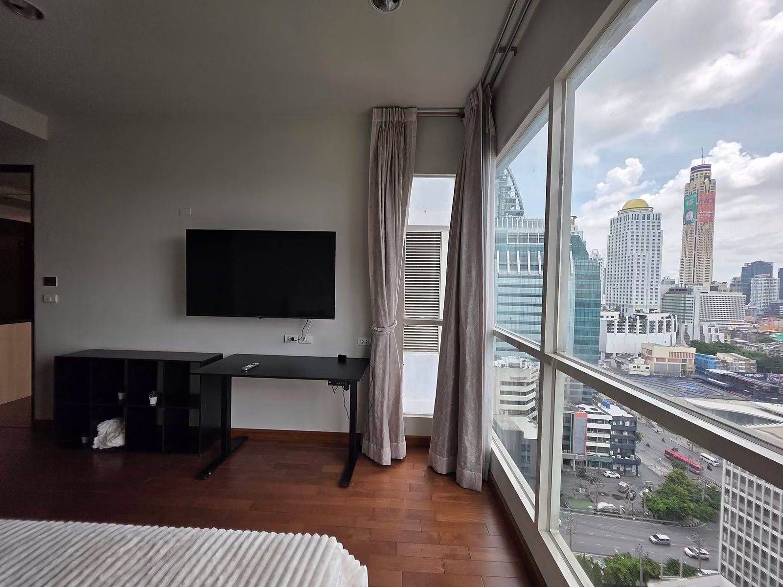 The Address Chidlom: Bedroom with city view