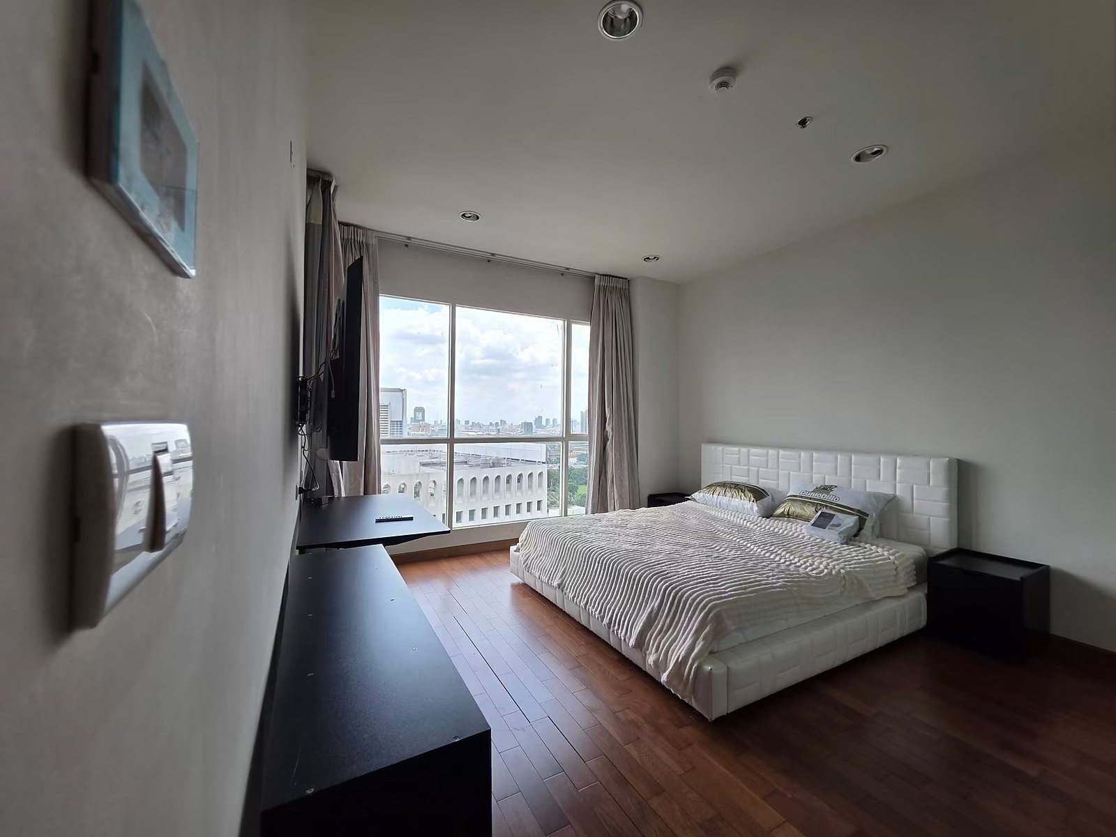 The Address Chidlom: Bedroom with city view