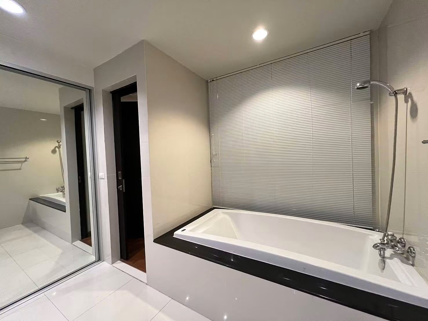The Address Chidlom: Bathtub