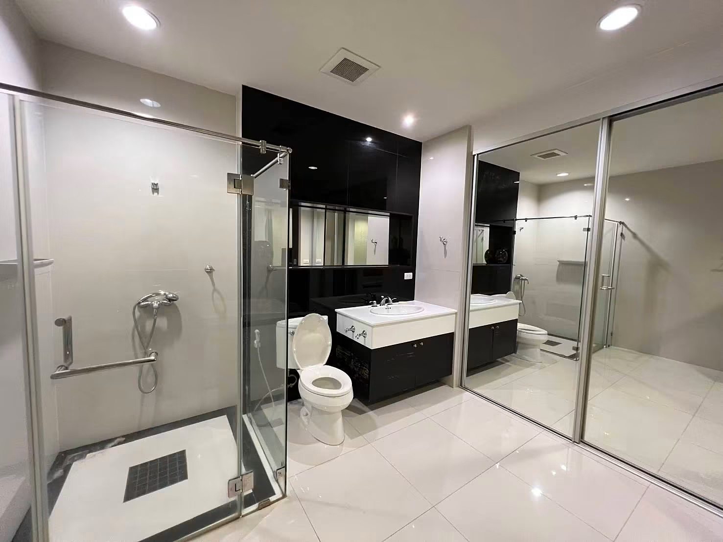 The Address Chidlom: Bathroom